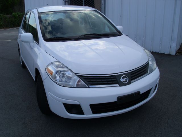 Nissan Versa 1500 SLE 4WD Sedan