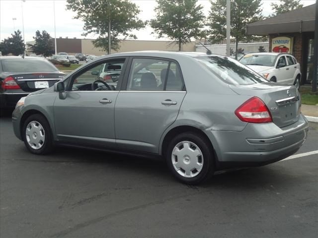 Nissan Versa 2008 photo 2