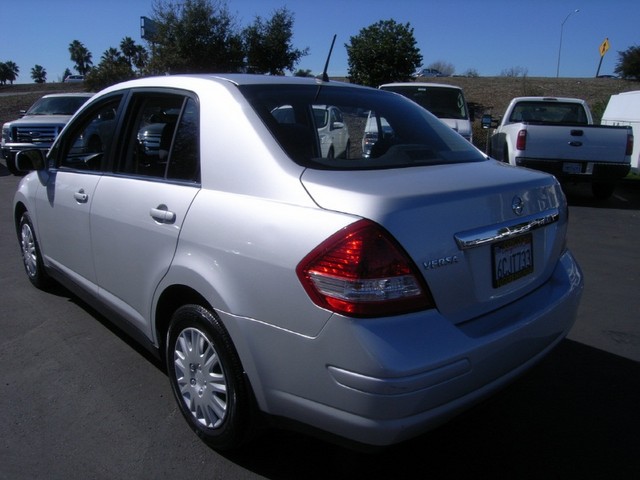 Nissan Versa 2008 photo 2