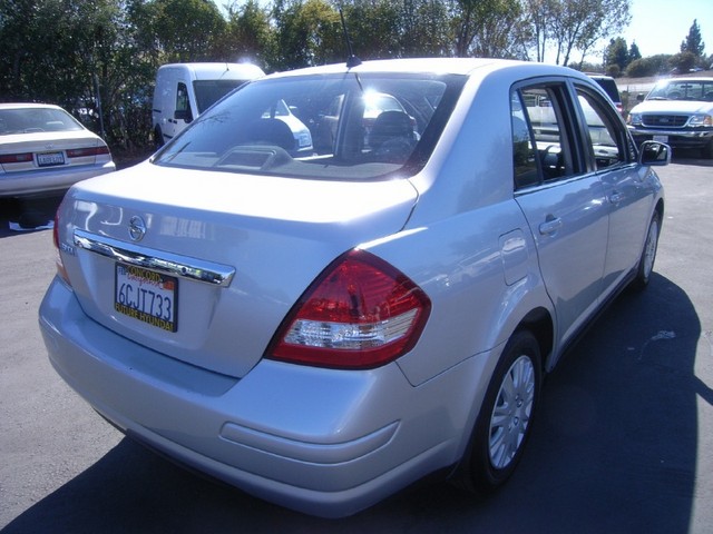 Nissan Versa 2008 photo 3