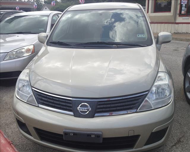 Nissan Versa Crew Cab Standard Box 2-wheel Drive SLE Sedan