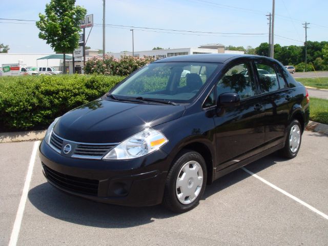 Nissan Versa Crew Cab Standard Box 2-wheel Drive SLE Sedan