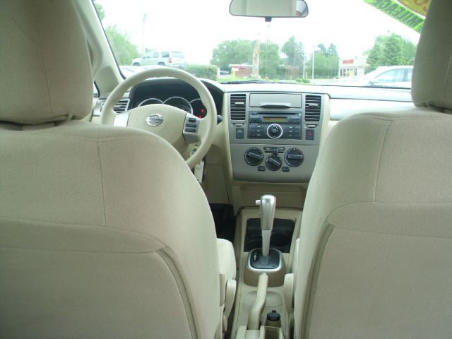 Nissan Versa 2009 photo 2