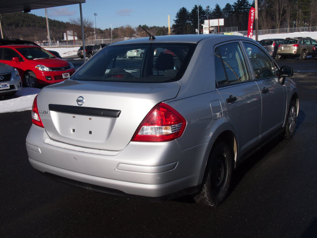 Nissan Versa 2009 photo 2