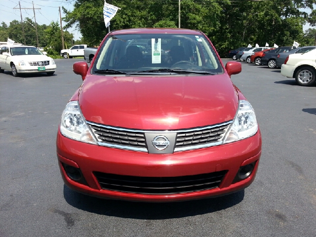 Nissan Versa Crew Cab Standard Box 2-wheel Drive SLE Sedan