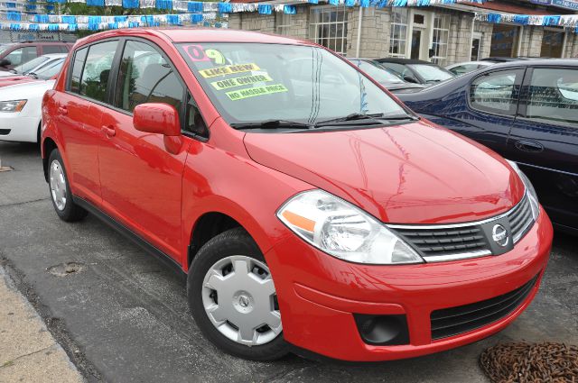 Nissan Versa Carrera C4S Hatchback