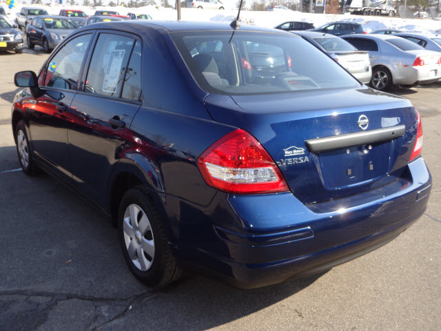 Nissan Versa 2009 photo 2