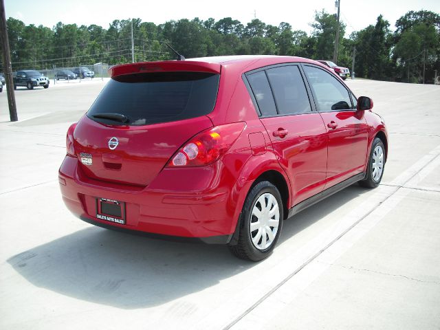 Nissan Versa Carrera C4S Hatchback