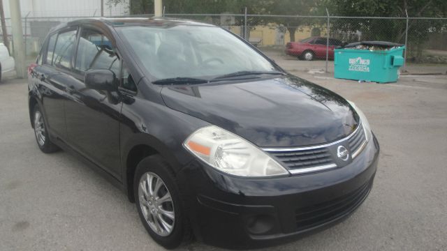 Nissan Versa Carrera C4S Hatchback