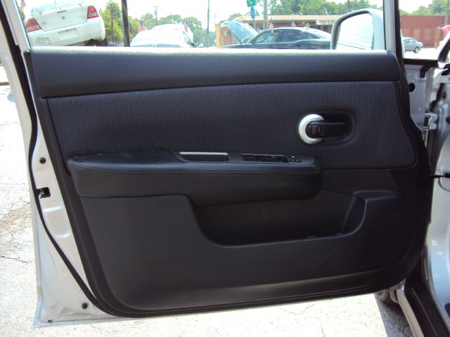 Nissan Versa 2009 photo 2