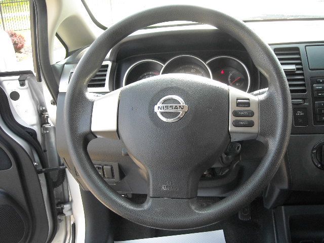 Nissan Versa 2010 photo 16