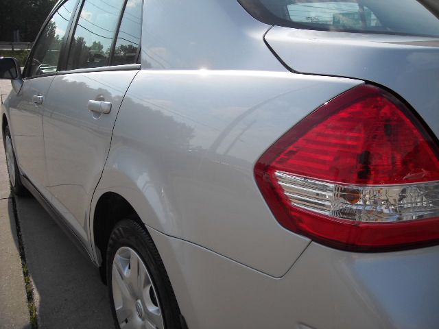 Nissan Versa 2010 photo 2