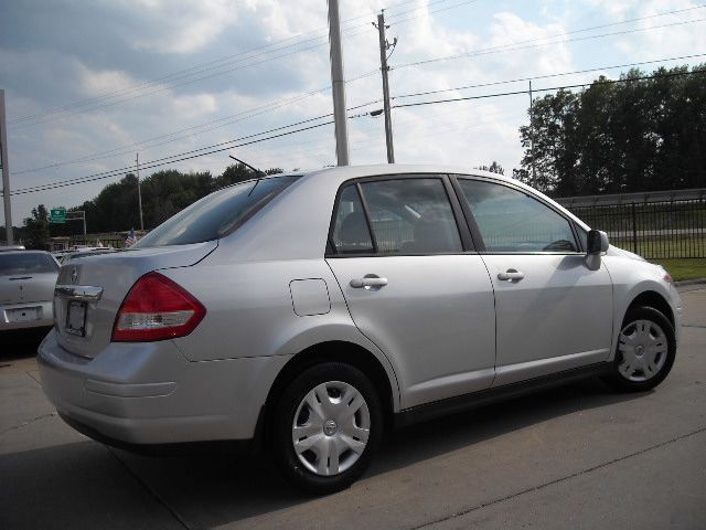 Nissan Versa 2010 photo 22