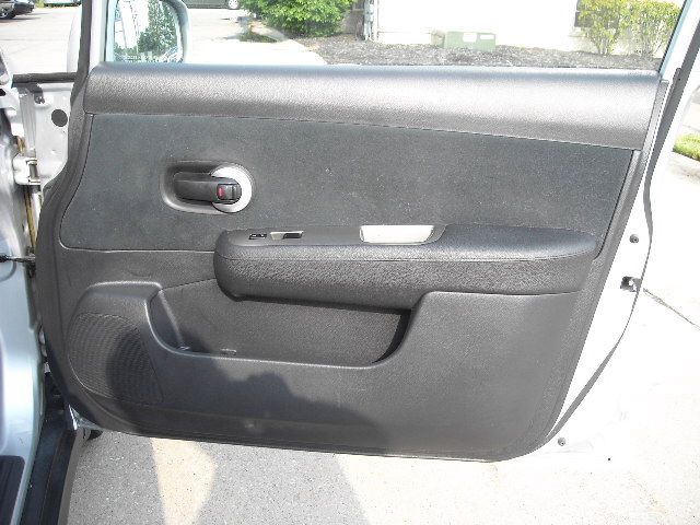 Nissan Versa 2010 photo 8