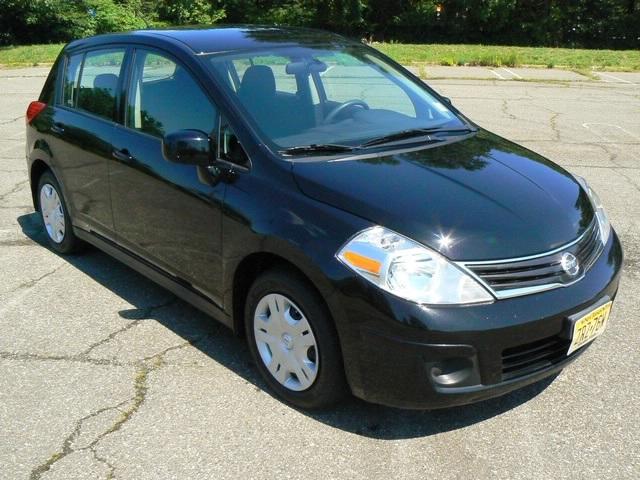 Nissan Versa 2010 photo 2