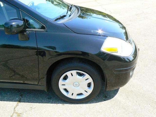 Nissan Versa 2010 photo 3