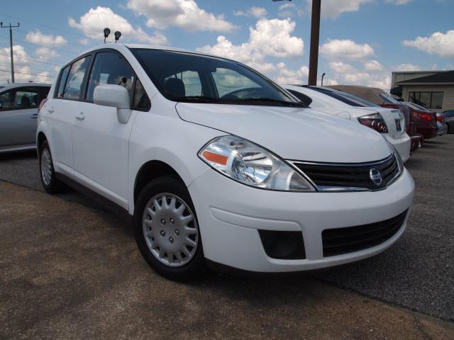 Nissan Versa 2010 photo 2