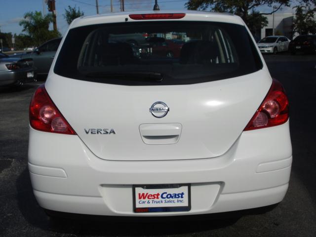 Nissan Versa 2010 photo 1