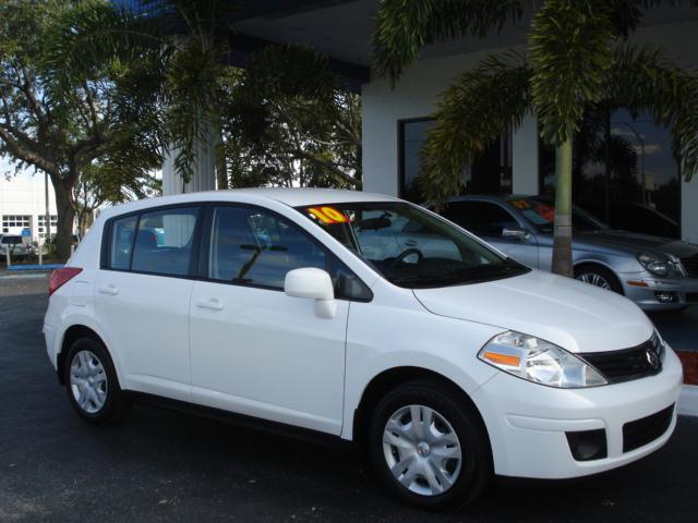 Nissan Versa 2010 photo 2