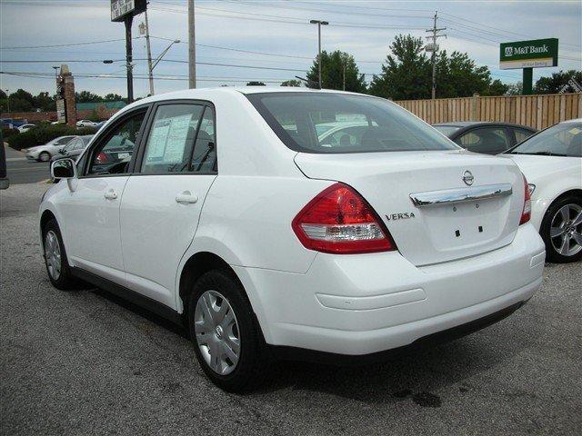 Nissan Versa 2010 photo 1