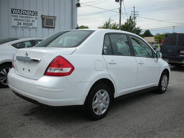 Nissan Versa 2010 photo 2