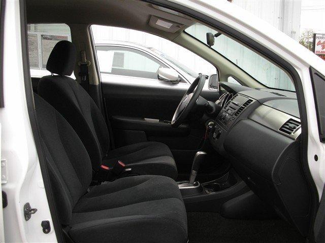 Nissan Versa 2010 photo 4