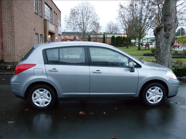 Nissan Versa 2010 photo 2