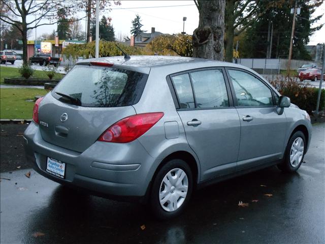 Nissan Versa 2010 photo 3