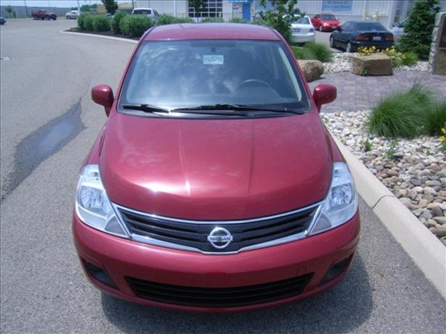 Nissan Versa 2010 photo 2