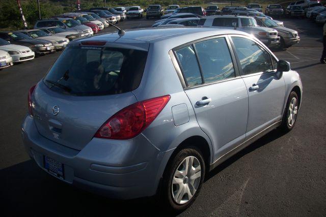 Nissan Versa 2010 photo 2