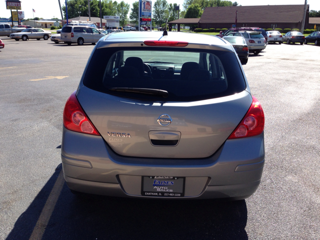 Nissan Versa 2010 photo 13