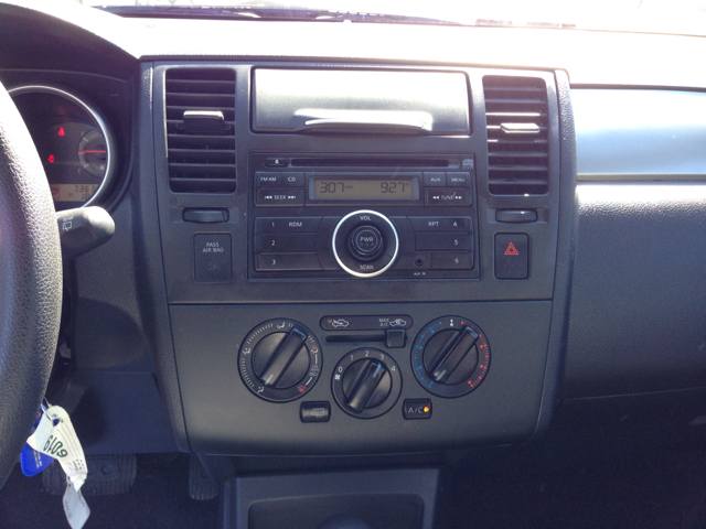 Nissan Versa 2010 photo 2