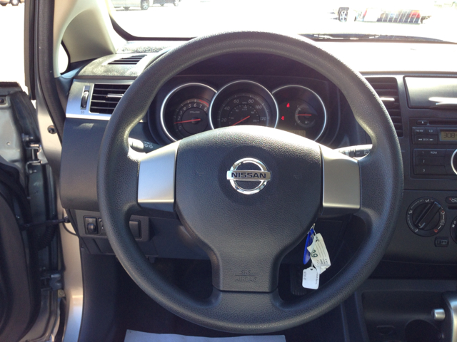 Nissan Versa 2010 photo 4