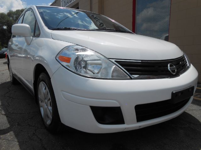 Nissan Versa 2010 photo 1