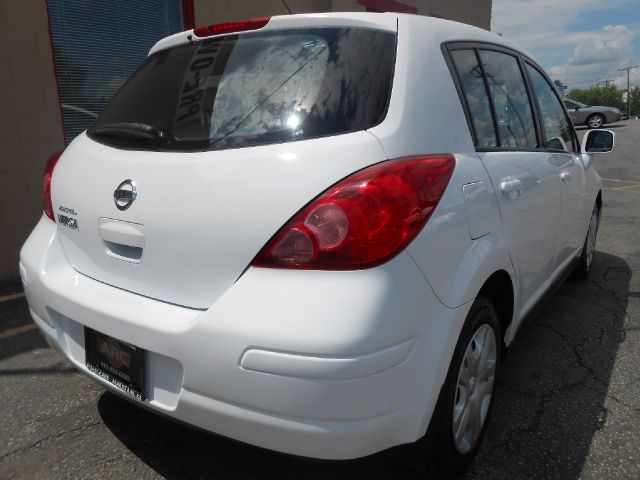 Nissan Versa 2010 photo 2