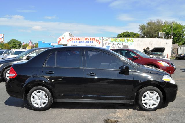 Nissan Versa 2010 photo 1