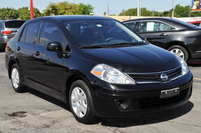 Nissan Versa 2010 photo 2