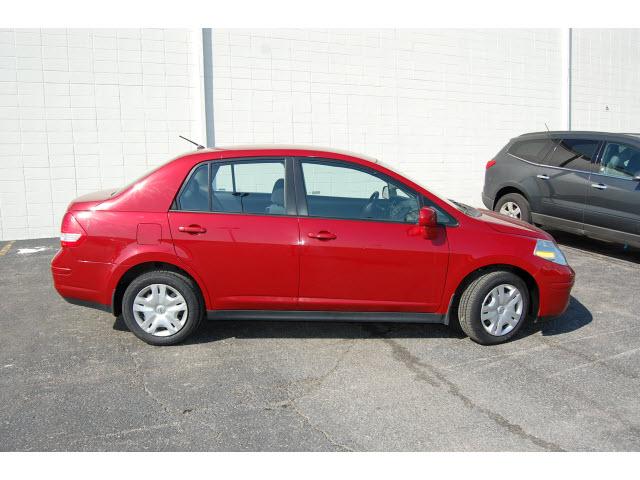 Nissan Versa 2010 photo 2