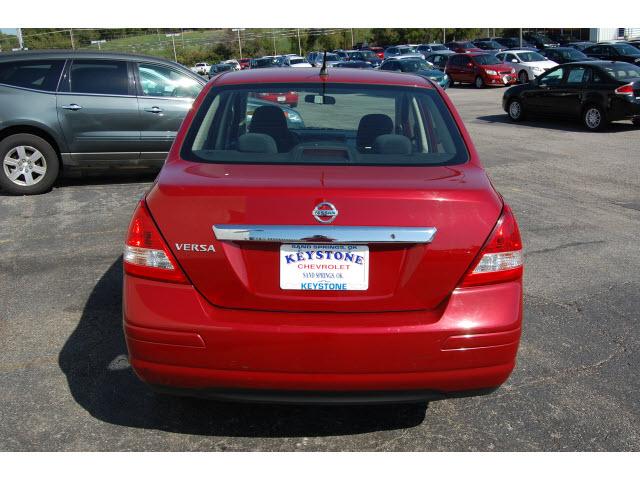 Nissan Versa 2010 photo 3