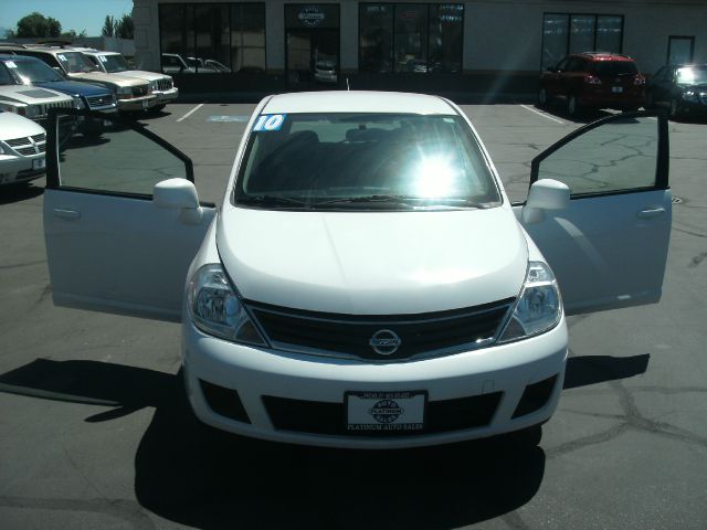 Nissan Versa 2010 photo 2