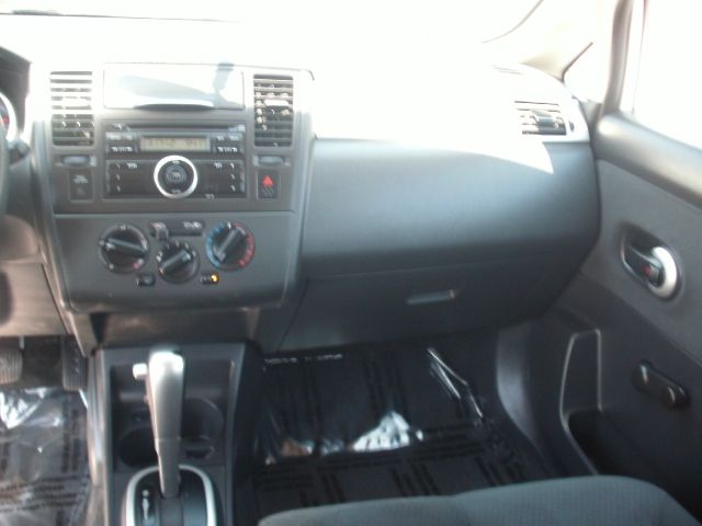 Nissan Versa 2010 photo 3