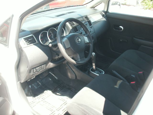 Nissan Versa 2010 photo 6