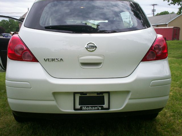 Nissan Versa 2010 photo 4