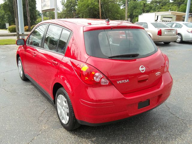 Nissan Versa 2010 photo 2