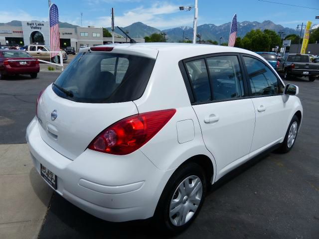 Nissan Versa Carrera C4S Hatchback