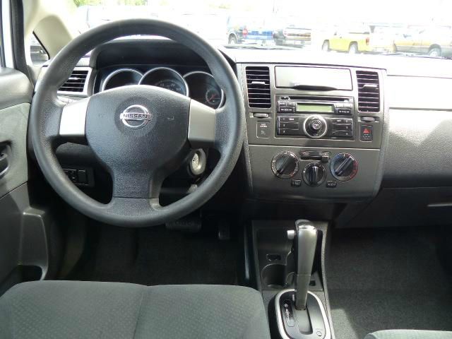 Nissan Versa 2010 photo 2