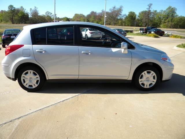 Nissan Versa 2010 photo 4