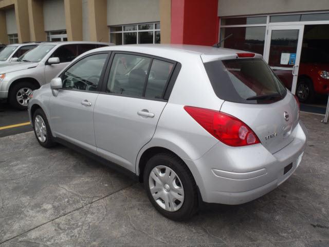 Nissan Versa 2010 photo 1