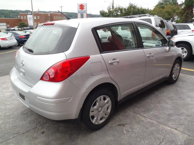 Nissan Versa 2010 photo 2