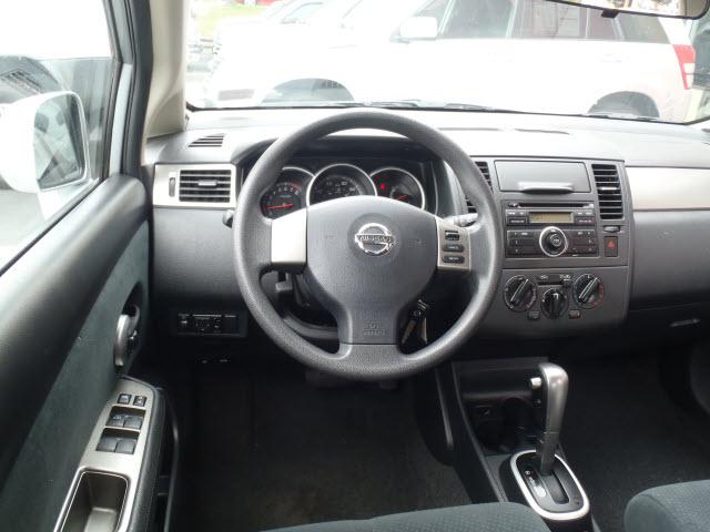 Nissan Versa 2010 photo 5